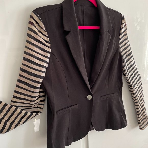 Medium black fitted blazer with collar, button closure and unique striped sleeve - Picture 5 of 8